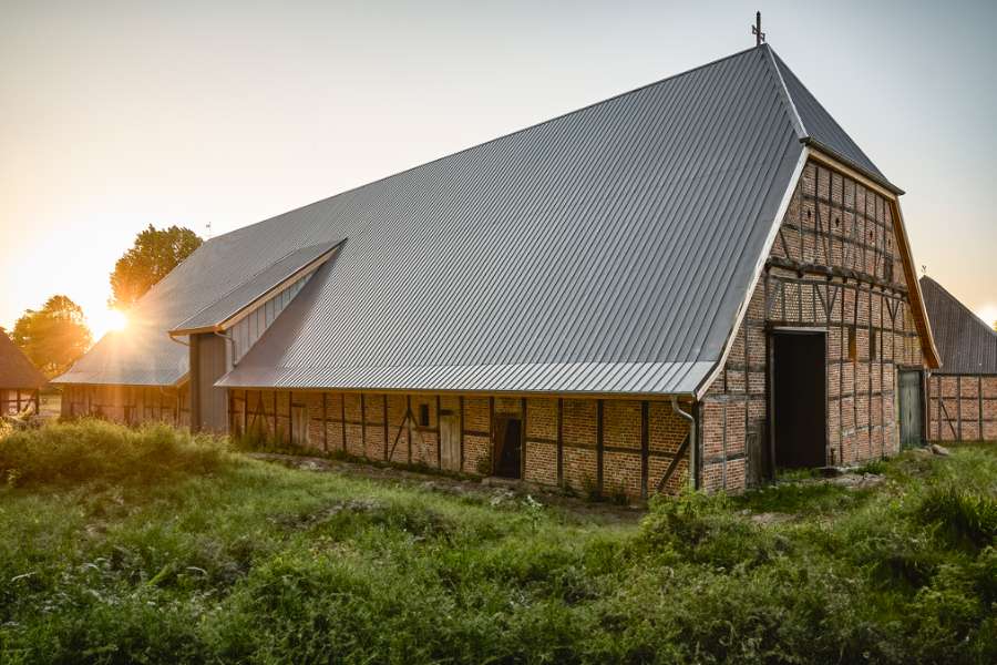 Schöne Dachkonstruktionen werden mit Pfannenblechen zum Leben erweckt, Gut Godderstorf, 23779 Neukirchen